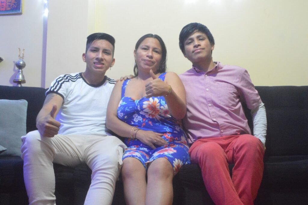 Familia Vega Romero antes de la detención de Bryan (a la izq.). Doña Elsa (al centro) y Robert Vega (a la dcha.) 